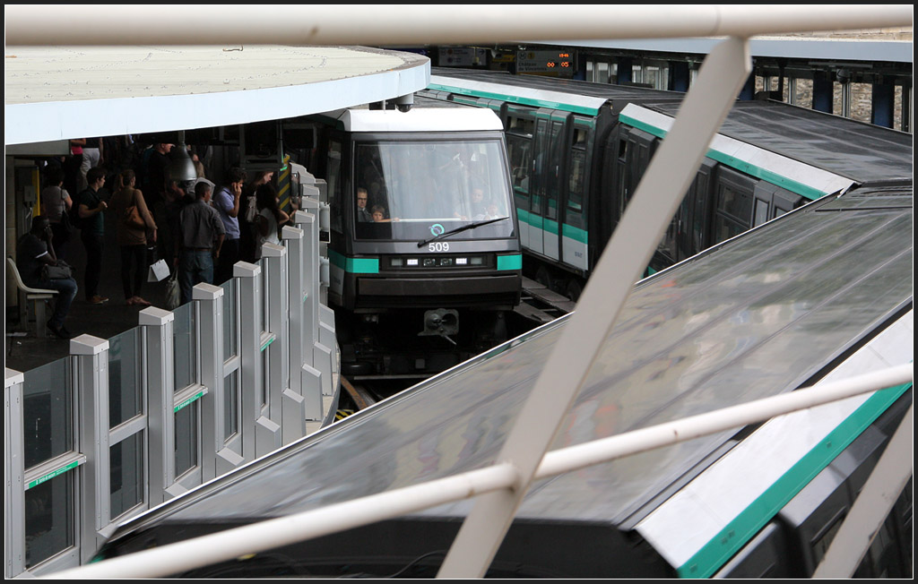 Fahrerlose Züge in alter Station - 

1900 wurde die Station  Bastille  der Metrolinie 1 in Paris eröffnet. Heute fahren dort vollautomatische Züge. 

21.07.2012 (M) 