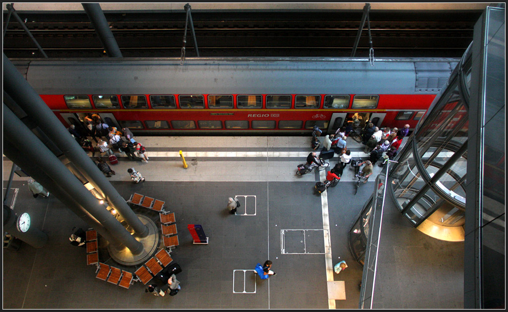 Fahrgastwechsel in der Tiefe - 

Blick von der oberen Bahnsteigebene in die Tiefebene des Berliner Hauptbahnhofes, 

17.08.2011 (M)