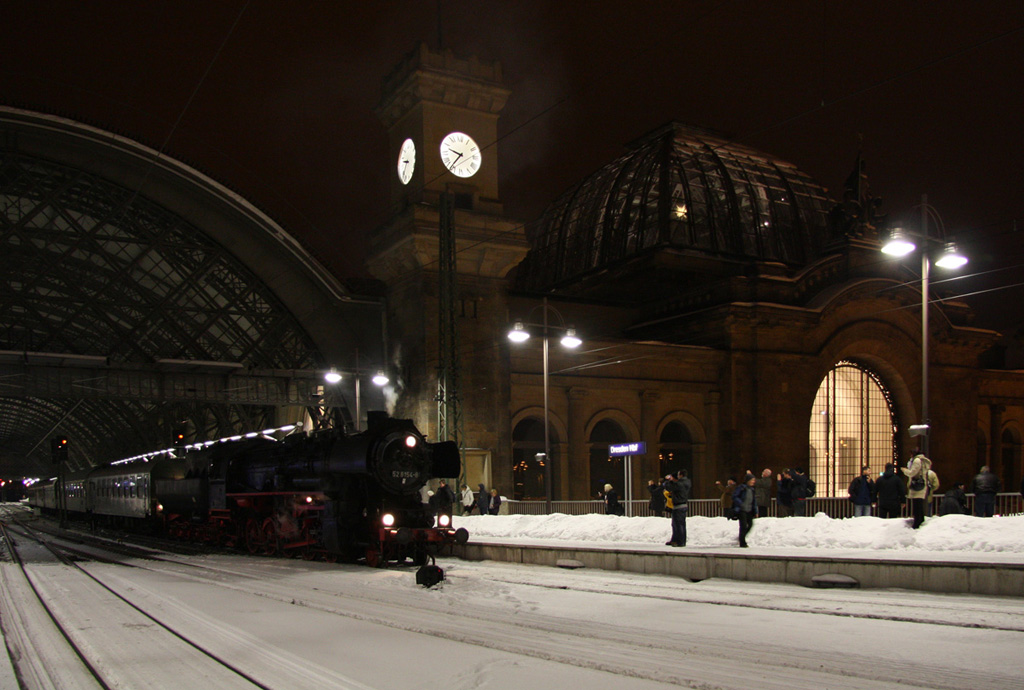 Fahrtziel(fast)erreicht. Ankunft des Leipziger Sonderzuges mit 52 8154-8 am Silvesterabend 2010 im Dresdener Hauptbahnhof.