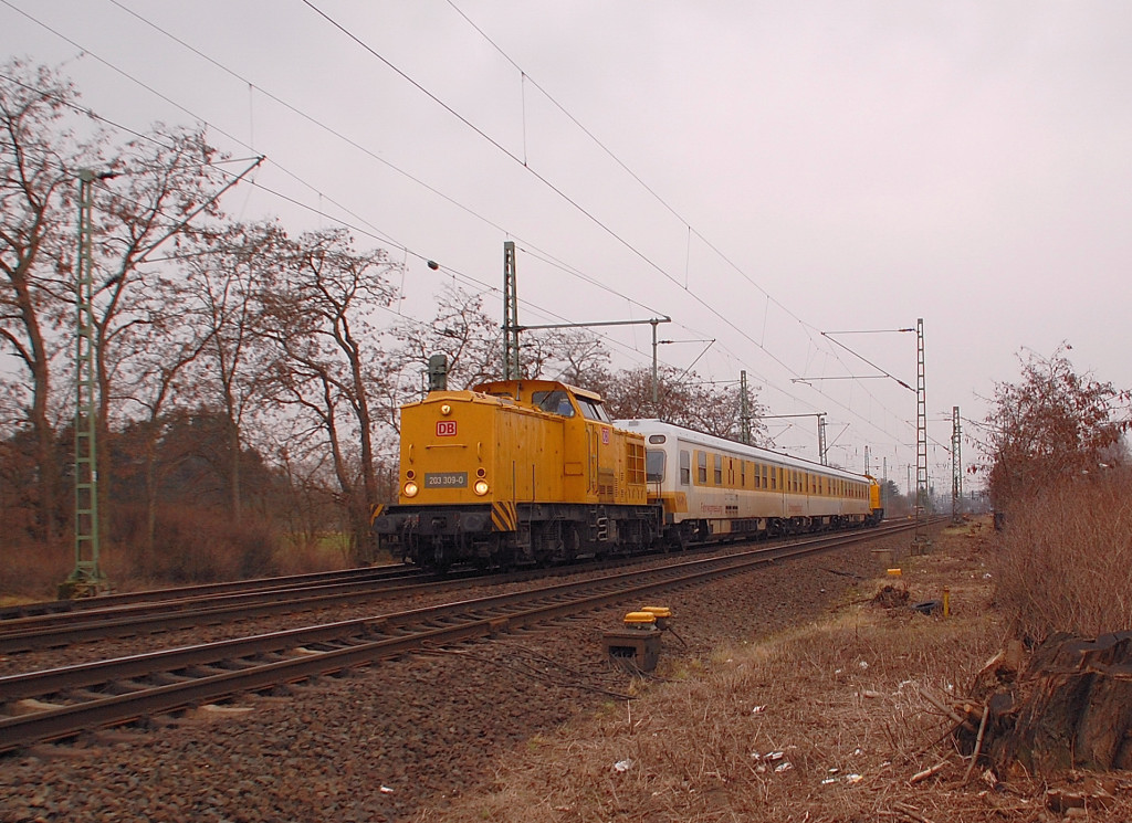 Fahrwegprfzug gezogen von 203 309-0. Hier an der sdlichen Bahnhofsausfahrt des Bahnhofs Norf. 3.3.2012