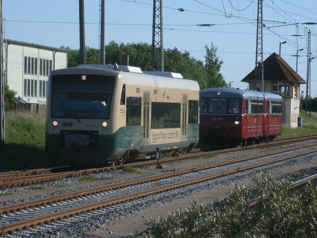 Fahrzeugwechsel in Bergen/Rgen am 03.Juni 2011.Whrend der Stammtriebwagen 650 032 zum Bahnsteig fuhr,blieb die Ferkeltaxe 172 132 in Bergen/Rgen.