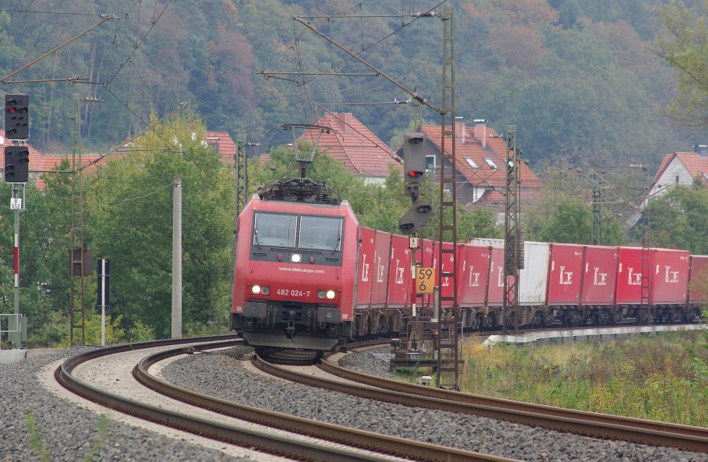 Fast Ton in Ton: Eine Lok und ihr Zug. 482 024-7 mit einem K-Line Containerzug in Fahrtrichtung Sden. Aufgenommen am 17.10.2010 zwischen Friedlos und Mecklar.