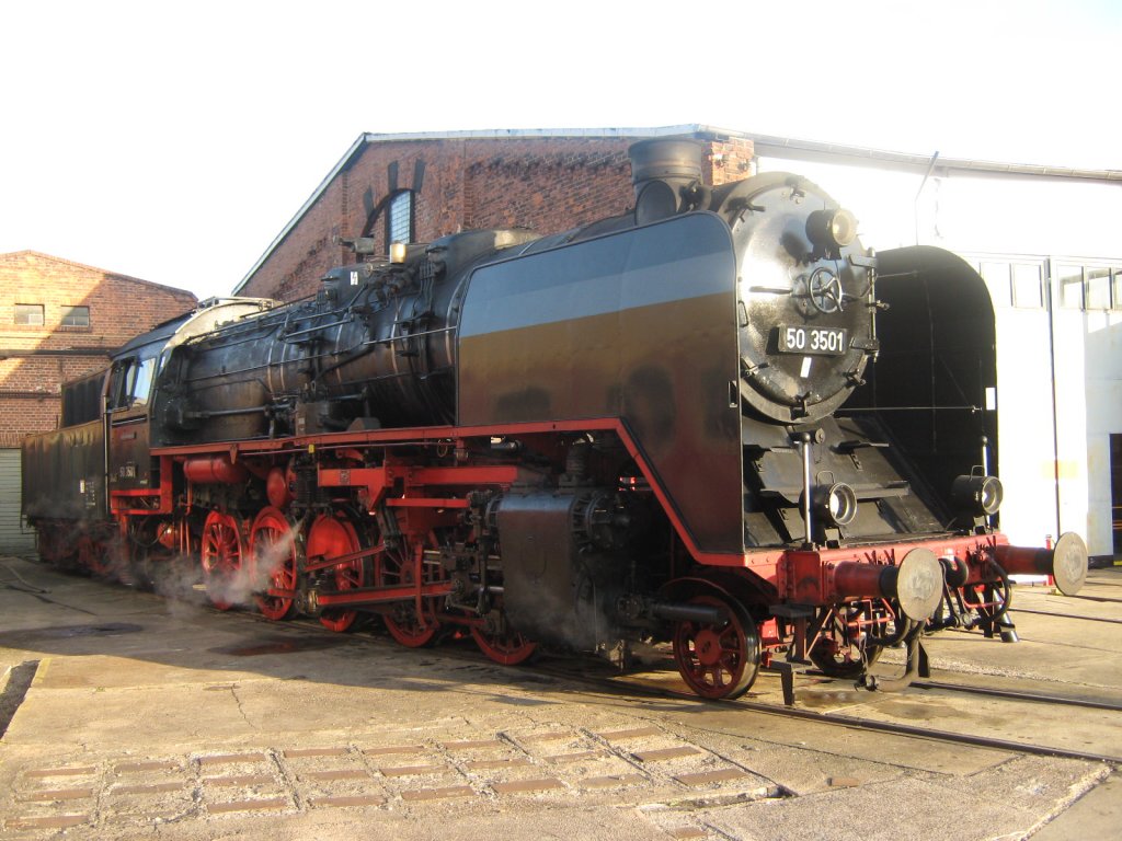 Faszination Dampflok !
Die BR 50 3501 mit groen  Ohren , sogenannten Wagner-Windleitblechen auf einem Freigleis neben dem Schuppen des Bw Arnstadt historisch des dortigen Eisenbahnmuseums in Thringen, anlsslich des Dampflokfestes am 16.09.2012.
Besuch empfehleswert !
www.ebm-arnstatd.de