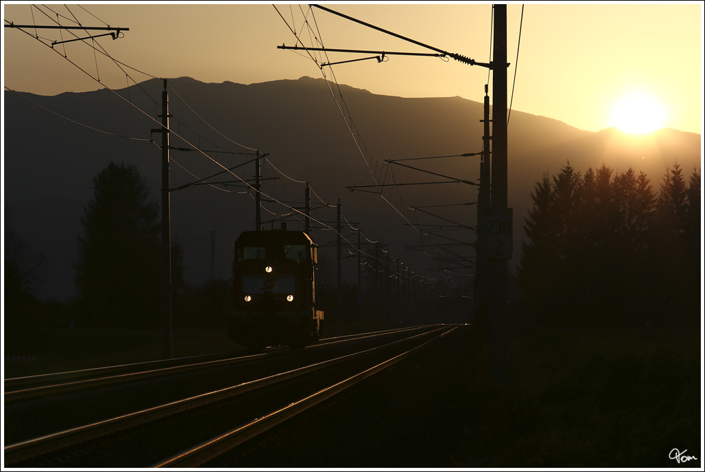 Feierabend - 2068 019 fhrt nach dem Verschubdienst rund um Zeltweg, wieder retour in die Traktion Knittelfeld. 
Lind bei Zeltweg 25.10.2012