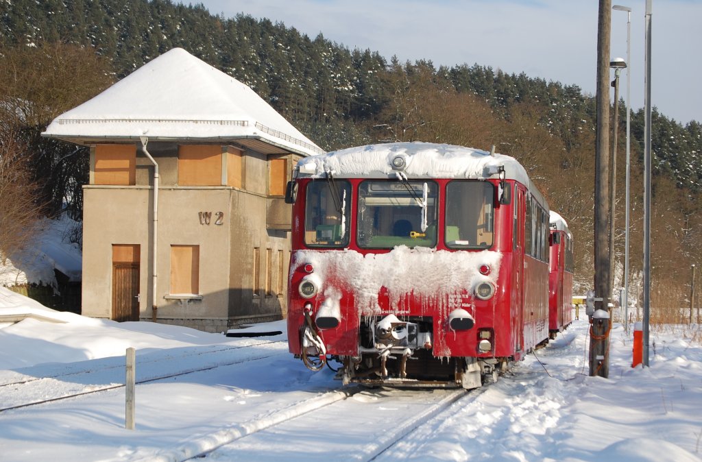 Ferkeltaxen abgestellt im tief verschneiten Thringer Wald. Im Hintergrund sieht man das aufgelassene Wrterstellwerk W 2 von Rottenbach.