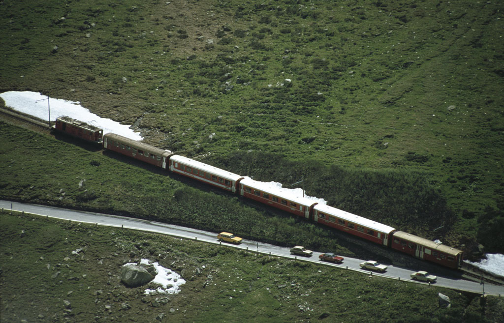 FO HGe 4/4 I mit Personenzug von Gletsch kommend Richtung Muttbach-Belvedere bzw. Furka-Scheiteltunnel fahrend, aufgenommen im Sommer 1979