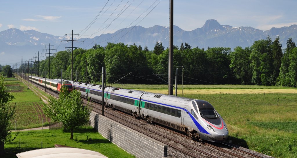 Fotografenglck: Der IC ist schon vorbei, als ein ETR 610 am 09.06.20.10 bei Kiesen auf dem anderen Gleis entgegenkommt.