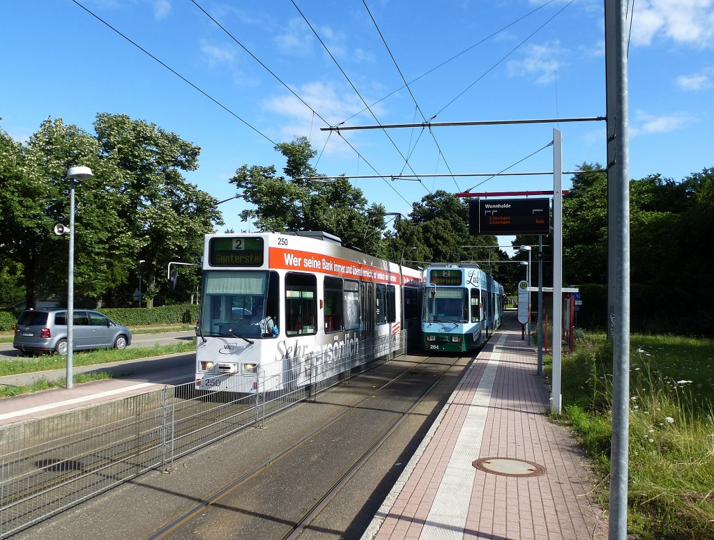 Freiburg/Breisgau, Staenbahnbegegnung an der Haltestelle Wonnhalde, Juli 2013