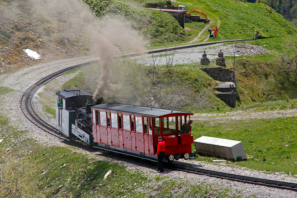 Freiwilligen-Arbeit bei der BRB (jeder konnte mitmachen): wir haben soeben Mittler Stafel erreicht, worauf uns der Schnupper-Heizerkurszug begegnet: Lok 5 und B1 sind im Einsatz. Auf dem Erddamm hlt der Zug pltzlich an und lsst viel braunen Rauch ab. Ob der Dampfdruck zusammengebrochen ist? Keine Kohle mehr? Oder hat Kurt Amacher die Kursteilnehmer nur auf den Arm nehmen wollen? 
;-) Nein, nein, es geht gleich mit Volldampf weiter nach Oberstafel... In der Mitte rechts sind die Fundamente der ehemaligen Khmatt-Brcke (1891-1962) noch gut sichtbar. Aufnahme vom 08. Juni 2013, 14:02