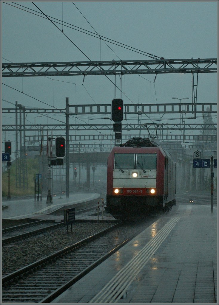 Freude an der (Bahn)-Fotografie I: Wetter ist immer ein Thema, aber nie ein Hindernis, sondern eine Herausforderung...
Re 185 594-9 in Spiez am 29. Juni 2011.