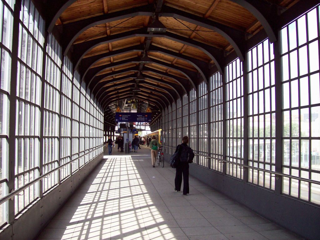 Friedrichstrae (Stadt-, Nordsd- und Regionalbahnhof), S-Bahnsteigzugang von Osten (19.08.2010)