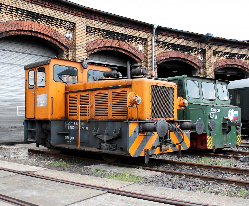 Frhlingsfest im Bw Berlin-Schneweide am 15.04.2012. Die DL 2 der BEWAG, hergestellt bei Jung unter der Typenbezeichnung RK 15. Im Hintergrund der ASF 69.