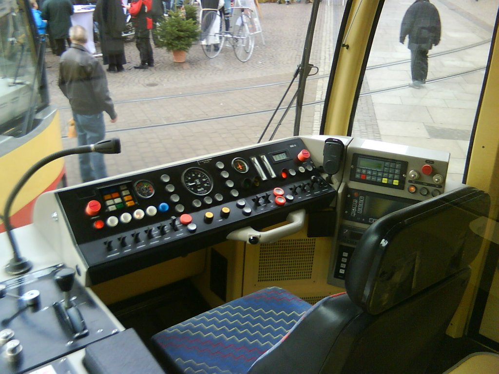 Fhrestand des Tw 880A (Rizzibahn). Die Auenlackierung wurde vom Knstler James Rizzi entworfen. Die Aufnahme entstand hinter der Glasscheibe, die Fhrerstand und Fahrgastraum trennt. Das Foto entstand am 27.03.2010.