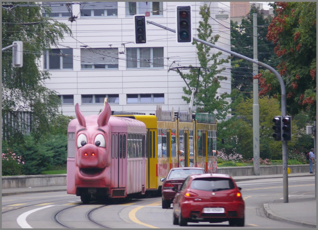 Fr die Kinder vielleicht lustig, fr mich das Hsslichste, was auf Basels Tramschienen verkehrt. (16.09.2010)