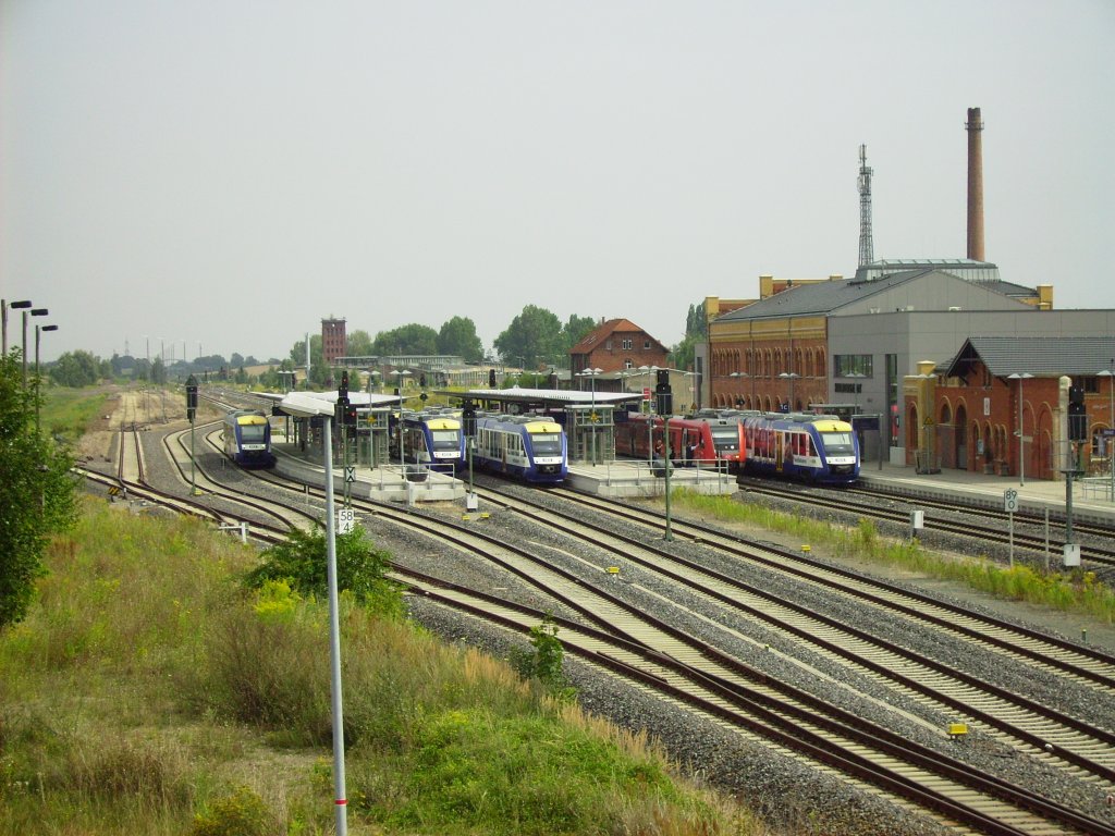 Full-House in Halberstadt!
Am 20.08.2012 konnte um 15 Uhr wie zu jeder vollen Stunde, der Bahnhof Halberstadt voll besetzt beobachtet werden.
Garnicht so einfach einen Standpunkt zu finden wo alle Zge einigermaen erkennbar und nicht von irgendwelchen Signalen oder Lampen verdeckt sind.
Nun zu den Zgen von rechts nach links:
Gleis 1 - HEX 80857 nach Magdeburg (RE)
Gleis 2 - RE 3612 nach Hannover
Gleis 3 - HEX 80829 nach Magdeburg (RB)
Gleis 4a - HEX 80826 nach Thale
Gleis 4b - HEX 80892 nach Blankenburg (Harz)
Gleis 5 - HEX 94173 nach Nachterstedt-Hoym