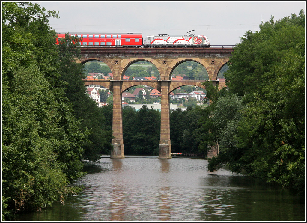 Ganz ausgefüllt - 

Blick entlang der Enz zum Bietigheimer Viadukt mit Regionalexpress nach Heidelberg. Dieser Zug hat uns dann auf seiner Rückfahrt wieder nach Stuttgart gebracht. Der gesamte Brückendurchblick wird von Landschaft und Stadt ausgefüllt. 

04.06.2011 (M)