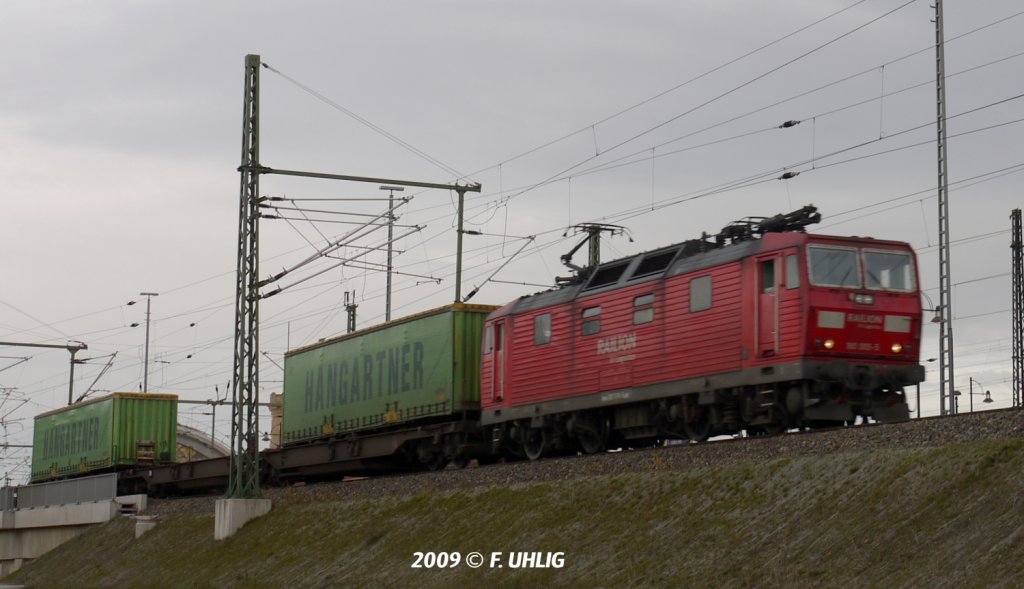 Ganze Kraft fr halbe Ladung - Railion-BR180 mit mig ausgelastetem Containerzug fhrt von Dresden Hauptbahnhof in Richtung Tschechien (27.11.2009).