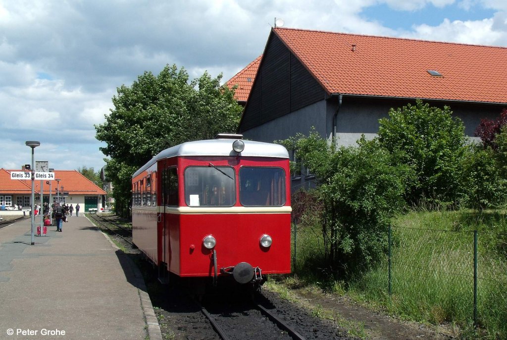 Gast-Triebwagen Waggonfabrik Talbot T 102 von der Selfkantbahn (Baujahr 1950) pendelt als Sonderzug zur Jubilumsveranstaltung   125 Jahre Schmalspurbahnen im Harz   zwischen Wernigerode und Hasserode, HSB Harzer Schmalspurbahnen, fotografiert im Bhf. Wernigerode am 09.06.2012