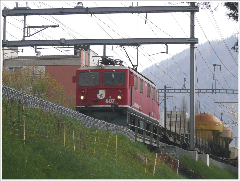 Ge 4/4 I 607  Surselva  fhrt mit einem Gterzug Richtung Landquart. (19.04.2010)