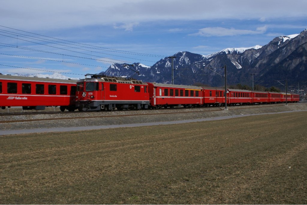 Ge 4/4 II 616 nhert sich am 22.2.10 Felsberg mit einem Regio-Express nach Disentis.