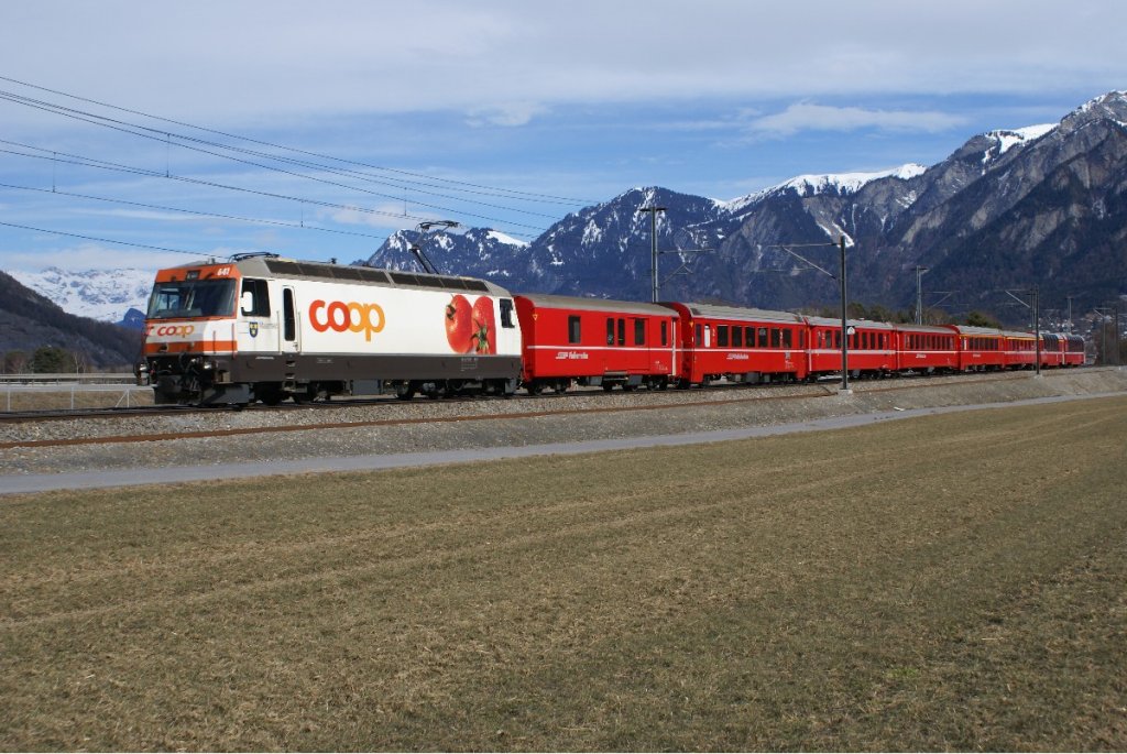 Ge 4/4 III 641 befindet sich am 22.2.10 mit einem RE nach St. Moritz in Felsberg.
