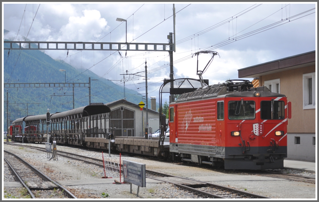 Ge 4/4 III 81  Wallis  mit Autozug in Oberwald. (21.07.2011)