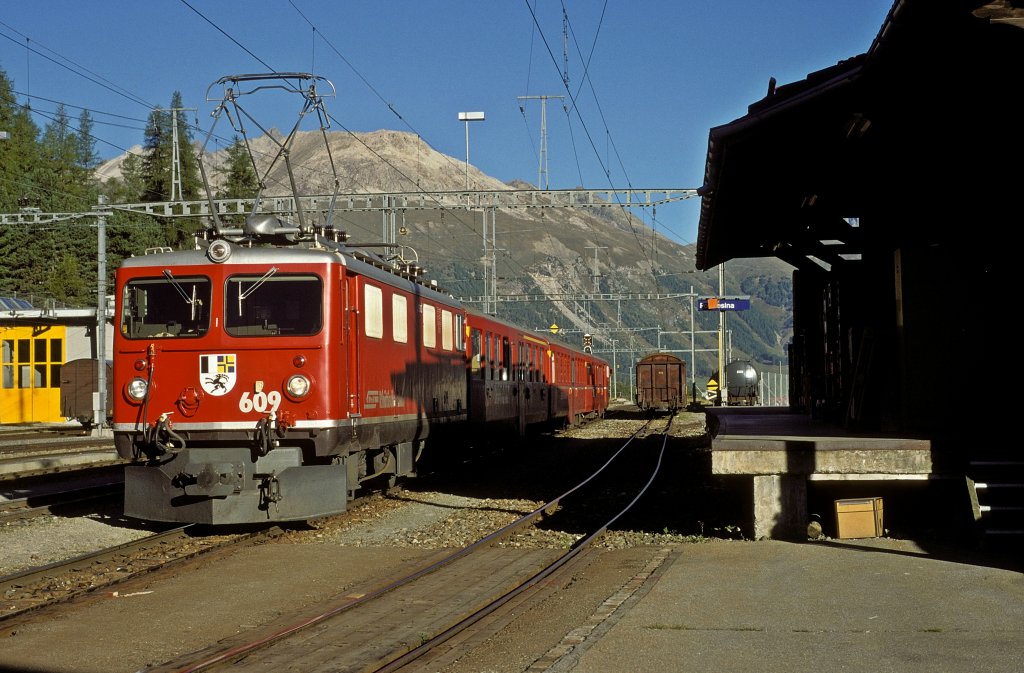 Bahnhofstafel und Glocken im Bahnhof BerninaHospiz, 15