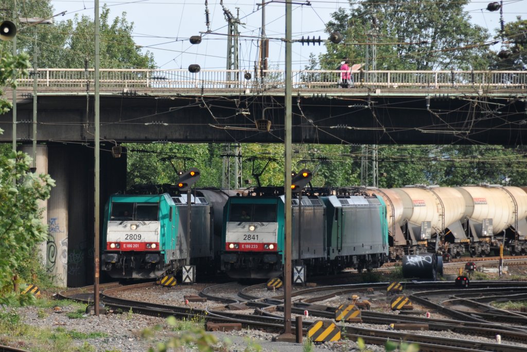 Gedrnge am Fue der Montzenroute. 2841 und 2813 haben als LZ auf das rechte Gleis manvriert, um spter einen Zug zu bernehmen, und lassen nun 2809, die mit einem Kesselzug aus Belgien in Aachen-West einfhrt, den Vortritt. Aufgenommen am 19/08/2011.
