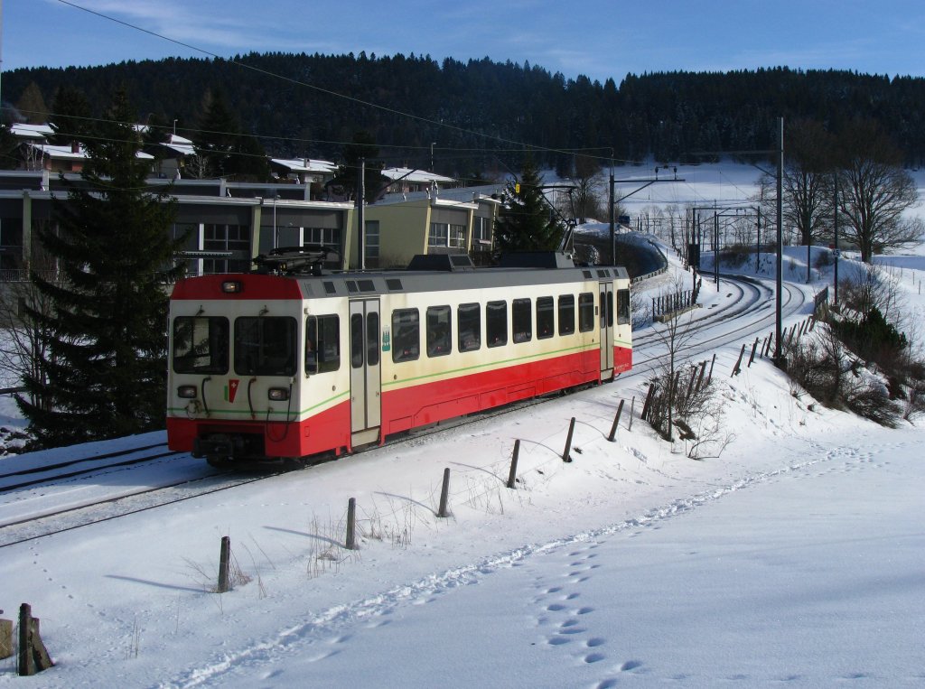 Gegen Ende der rund 16 Kilometer langen TRN-Strecke von Les Ponts-de-Martel nach La Chaux-de-Fonds fhren die Gleise einige hundert Meter paralles neben jenen der SBB entlang. Danach berquert die Schmalspur die Normalspur in Form einer berwerfung und mndet schlussendlich in den bahnhof von La Chaux-de-Fonds. (23.Januar 2010)