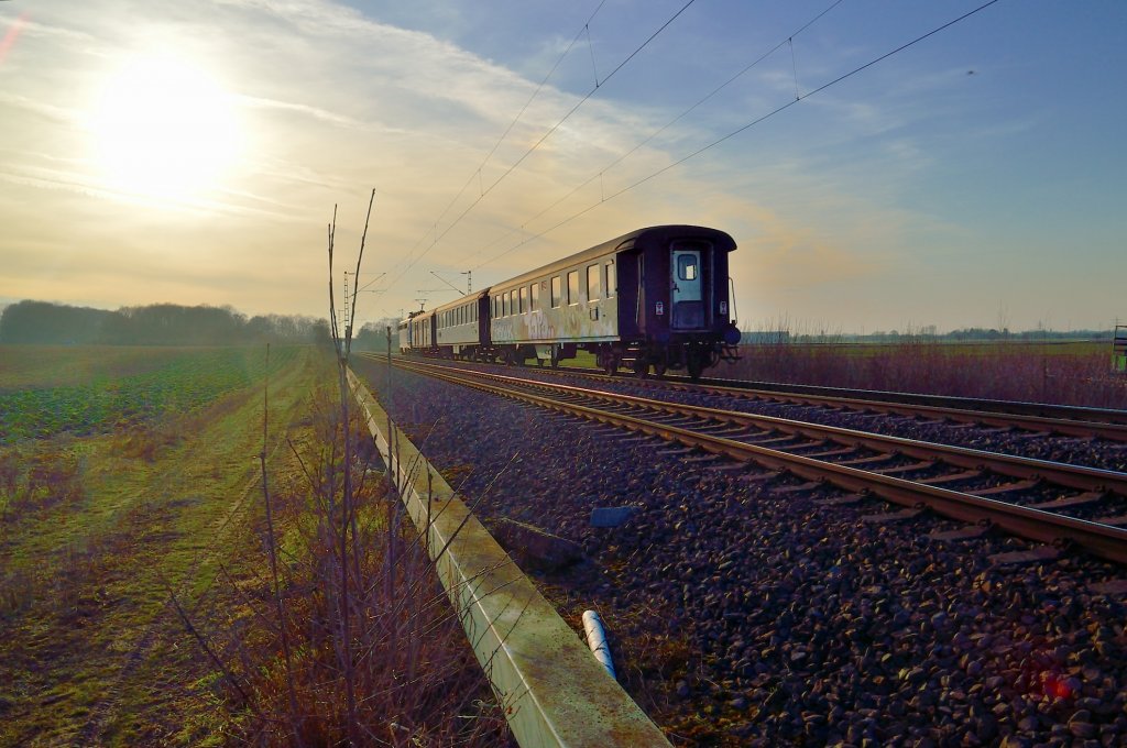 Gegenlichtaufnahme!Die 1042 520 mit drei schweizer Wagons, einem Packwagen hinter der Lok und zwei Personenwagen......fahren sie auf der Kbs 465 gen Rheydt. 5.2.2013