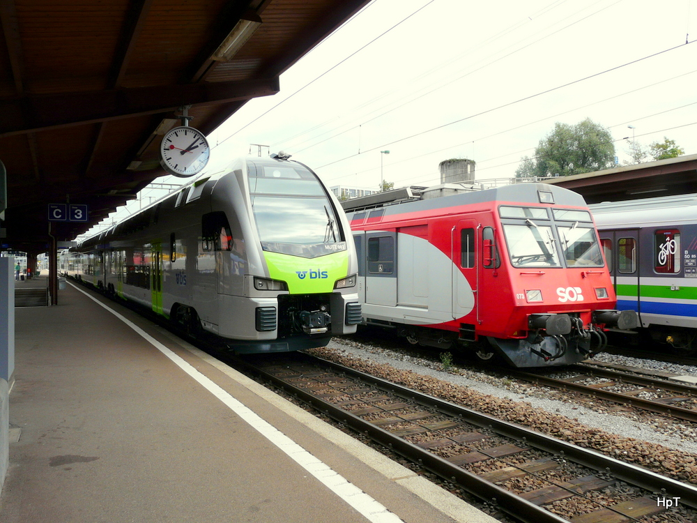 Gegenlichtaufname -- bls / SOB - MUTZ Doppelstock RABe 515 002-4 auf Testfahrt neben RBDe 4/4 566 073-3 im Bahnhof St.Gallen- St.Fieden am 13.09.2012