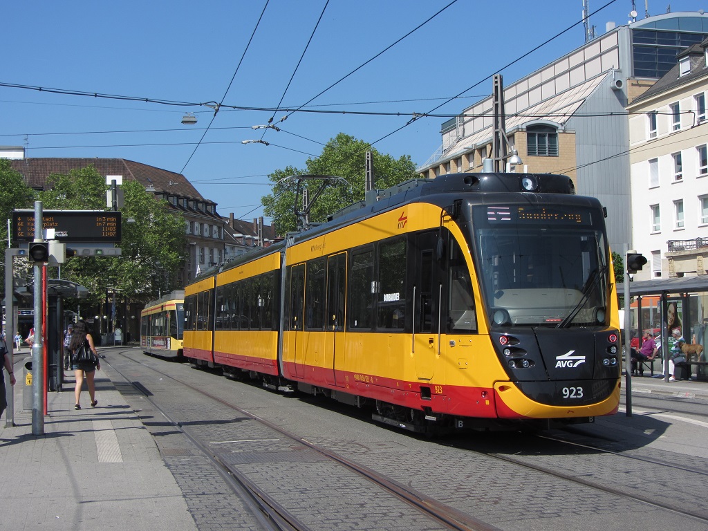 Gelegentlich sieht man die neuen Karlsruher Fahrzeuge im Stadtbild, so den Tw 923 auf Probefahrt am 13.06.2013 vor dem Hauptbahnhof.