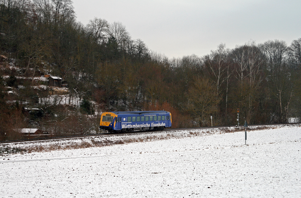 Gemtlich rollt der WEG VT 420 am 07. Januar 2010 durch die verschneite Landschaft im Strohgu. Der Zug war unterwegs als WEG 1068 von Korntal nach Hemmingen, die Aufnahme entstand bei Schwieberdingen.
