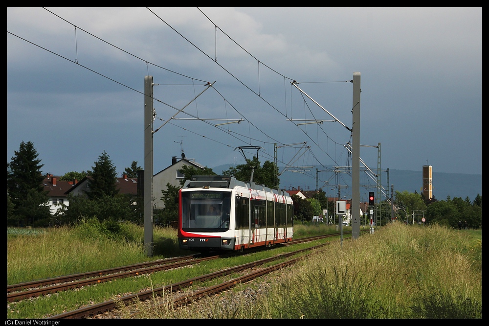 Gerade eben hat der Wagen 4120 seine ber eine Stunde und 15 Minuten lang dauernde Fahrt nach Weinheim OEG Bahnhof begonnen. 15. Mai 2011, in einem Feld bei Edingen...