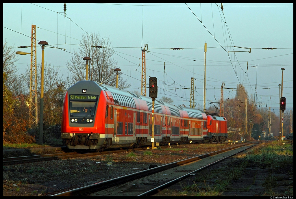 Geschoben von 182 019-0 erreicht ein Zug der S-1 im letzten Licht des 14. November 2012 den Bahnhof Meien. 