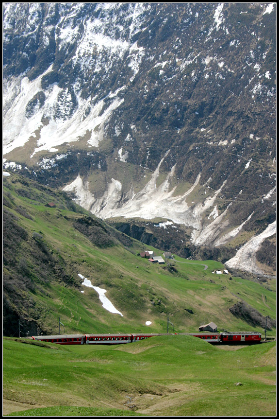 Gewaltig - 

... ist die Berglandschaft, durch die sich hier der Regionalzug der Matthorn-Gotthard-Bahn seinen Weg sucht. Aufgenommen zwischen Nätschen und Andermatt. 

11.05.2008 (M)