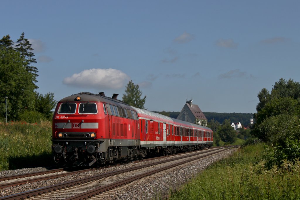 Gezogen von der 218 491 fhrt der Radexpress RE 22699 (Ulm Hbf-Friedrichshafen Stadt) bei Aulendorf sdwrts und passiert dabei Rugetsweiler. (26.Juni 2011)