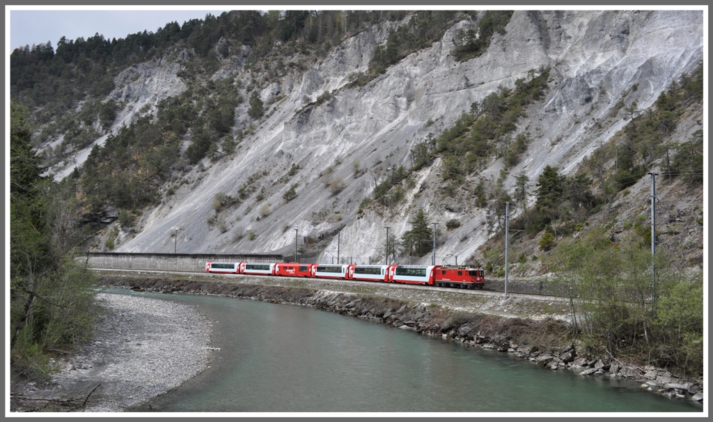 GlacierExpress 610 mit Ge 4/4 II 618  Bergn/Bravuogn  bei Trin. (14.04.2011)