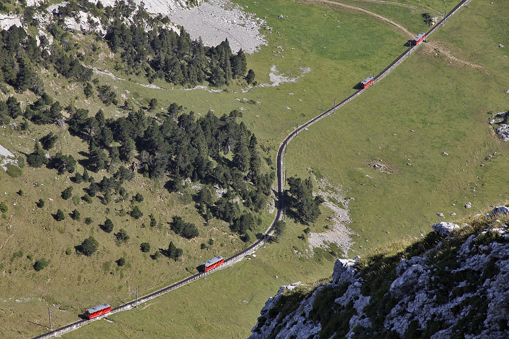 Gleich 4 PB-Triebwagen klettern in Richtung Pilatus-Kulm. Aussicht vom Esel, 2118 m . M. am 21. Aug. 2011, 16:12