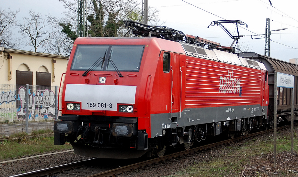 Gleich passiert die 189 081-3 den in einer leichten Kurve liegenden Bahnsteig des Bahnhof Rheydt-Odenkirchen mit ihrem gemischten Gterzug.
Wie der Hollandlatz verrt geht es in Richtung Venlo. 1.4.2011
