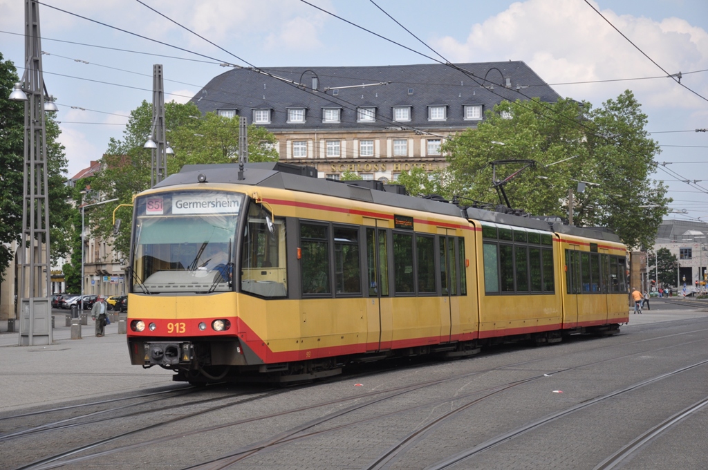 GT8-100D-M-2S / Siemens 913 der AVG Karlsruhe aufgenommen 11/06/2013 am Bahnhofsvorplatz 