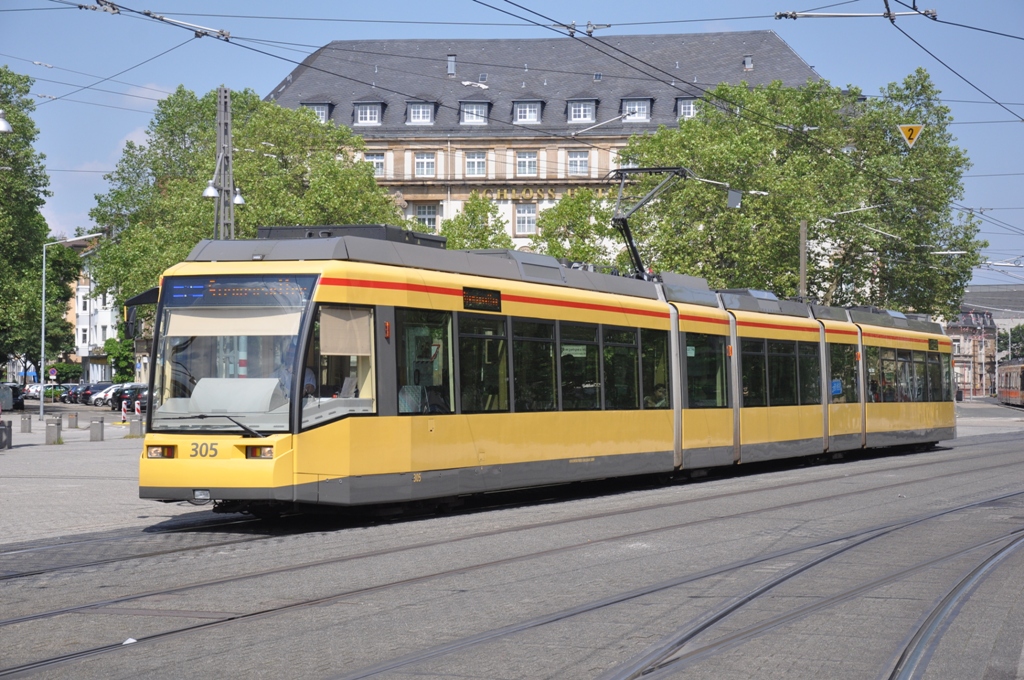GT8-70D / DWAG 305 der VBK Karlsruhe aufgenommen 11/06/2013 am Bahnhofsvorplatz 