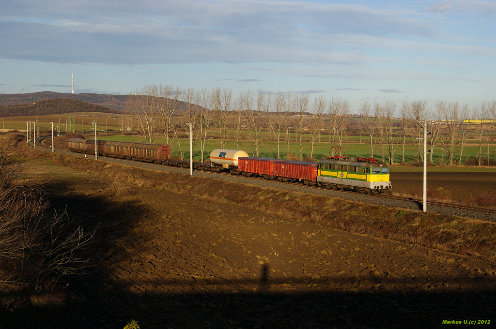GySEV 430 323 fhrt mit einem gemischten Gterzug in Richtung Szombathely. Kphza, 29.11.2012