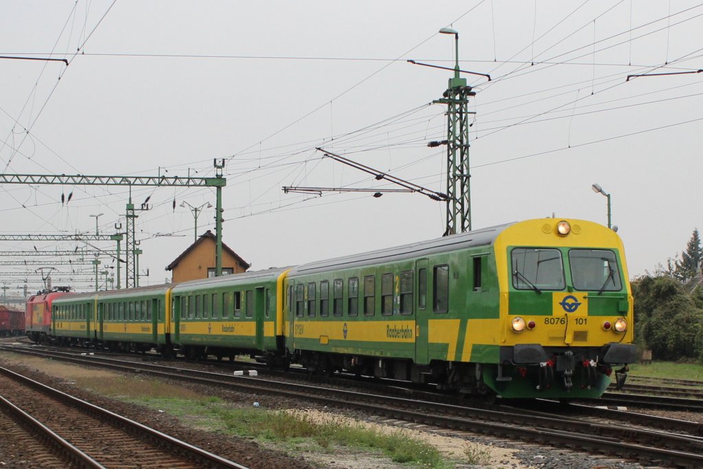 GYSEV-Steuerwagen 8076 101 gschoben von der 1116 061 auf der Fahrt als 9156 von Sopron/denburg (Sop) nach Szombathely/Steinamanger; am 20.10.2012