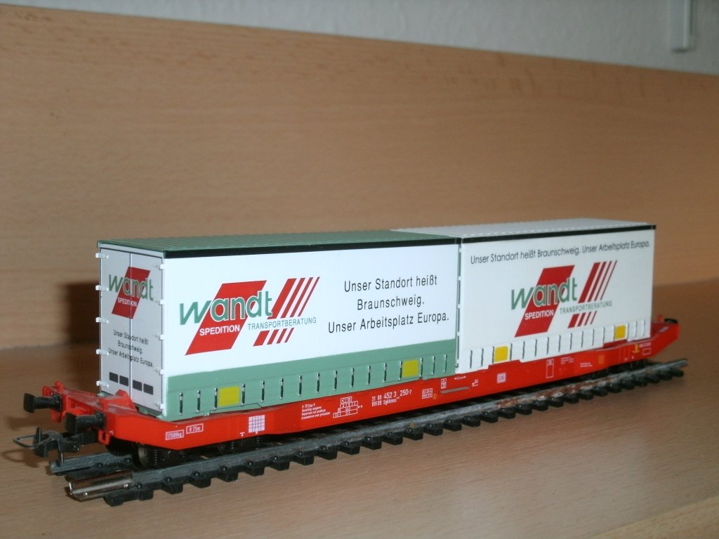 h0-modell-eines-containerwagens-mit-wandtcontainer-498394.jpg