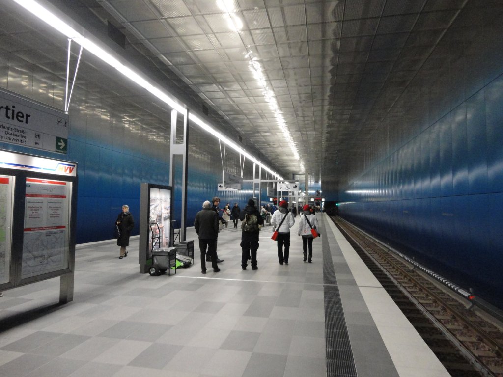 Hamburg am 30.11.2012: Die Bahnsteighalle der Station „Überseequartier“ an der neuen U-Bahnlinie U4