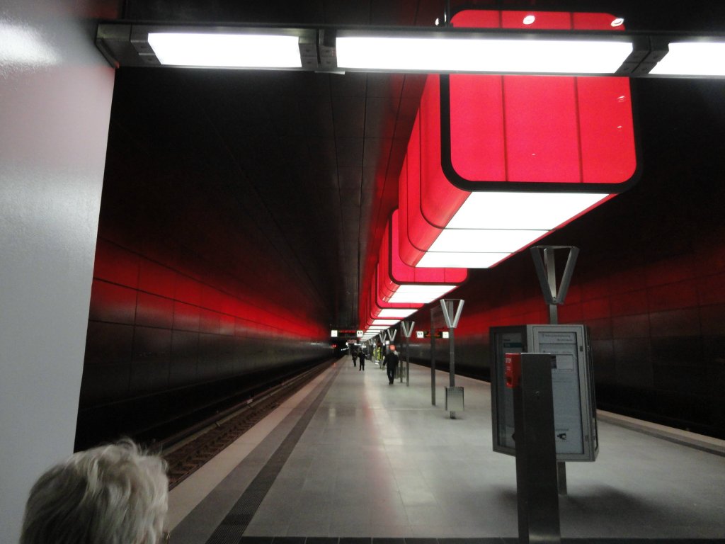Hamburg am 30.11.2012: Station „HafenCity Universität“  an der neuen U-Bahnlinie U4
Die Beleuchtung in den „Containern“ wechselt die Farbe permanent durch die ganze Farbpalette. Ich habe rot und im weiteren Foto violett ausgewählt.
