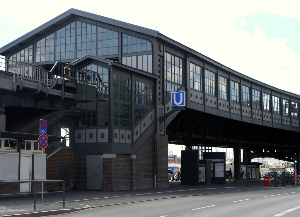 Hamburger Hochbahnstation  Baumwall , nach umfangreicher Renovierung wieder im dezenten Grau. 1979 war die Eisenfachwerkkonstruktion blau - und spter rot gestrichen worden. 12.8.2012
