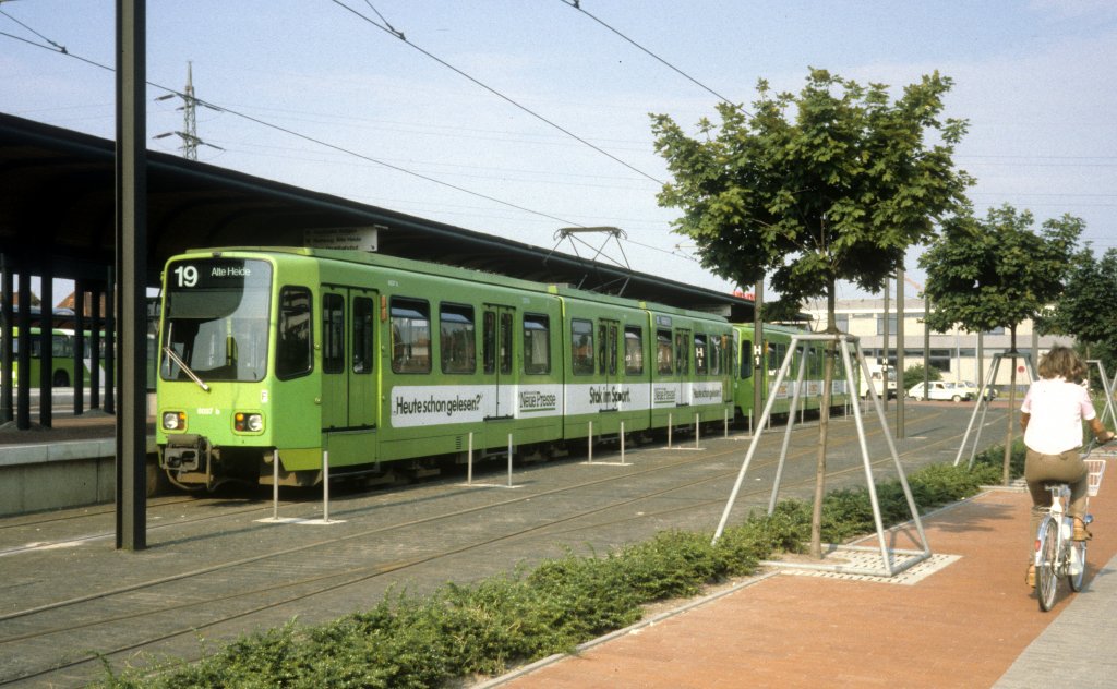 Hannover STRA Stadtbahnlinie 19 (GT8 6037) Empelde am 25. Juni 1981.