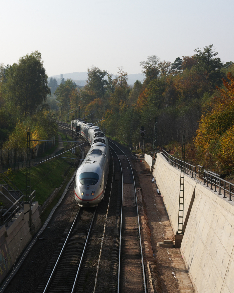 Herbst an der KBS 670 - ICE 9555 Paris - Frankfurt/Main hat vor 12 Minuten den Saarbrcker Hauptbahnhof verlassen. Zwischen Saarbrcken-Ost und St. Ingbert mu er sich durch ein enges kurvenreiches Tal winden. Zwischen St. Ingbert und Rohrbach gibt es eine Baustelle, erst danach kann die Geschwindigkeit wieder steigen.

KBS 670 - 23.10.2012 bei St. Ingbert - Bahnstrecke 3250 Saarbrcken - Homburg